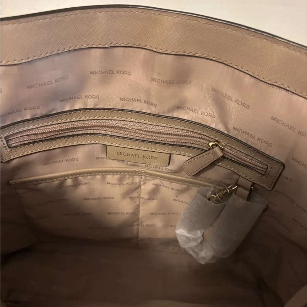Michael Kors Jet Set Tote – Tan Saffiano Leather – Authenticated – Gold Hardware